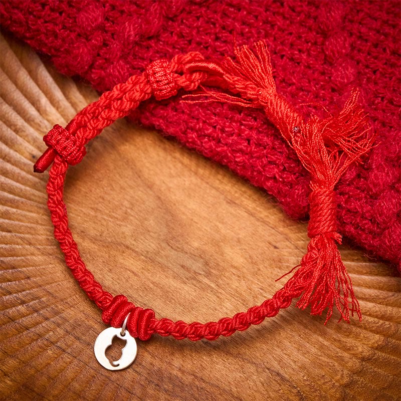 Buddha Stones Braccialetto con ciondolo a forma di gatto rotondo cavo in argento sterling 925 con cordino rosso di protezione. - Rosso (circonferenza del polso 14–17 cm) - image 0