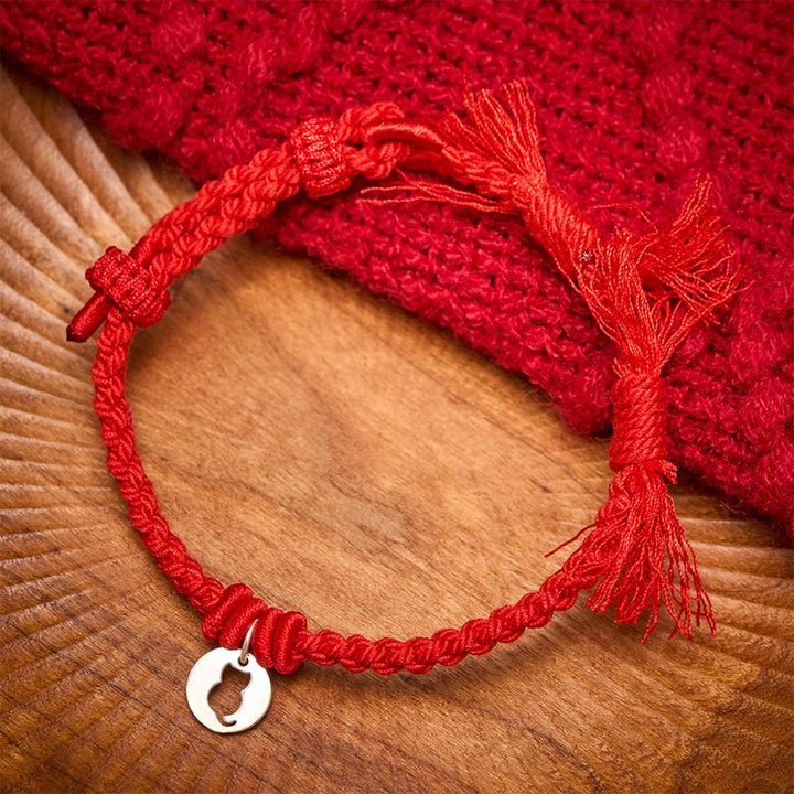 Buddha Stones Braccialetto con ciondolo a forma di gatto rotondo cavo in argento sterling 925 con cordino rosso di protezione. - Rosso (circonferenza del polso 14–17 cm) - image 0