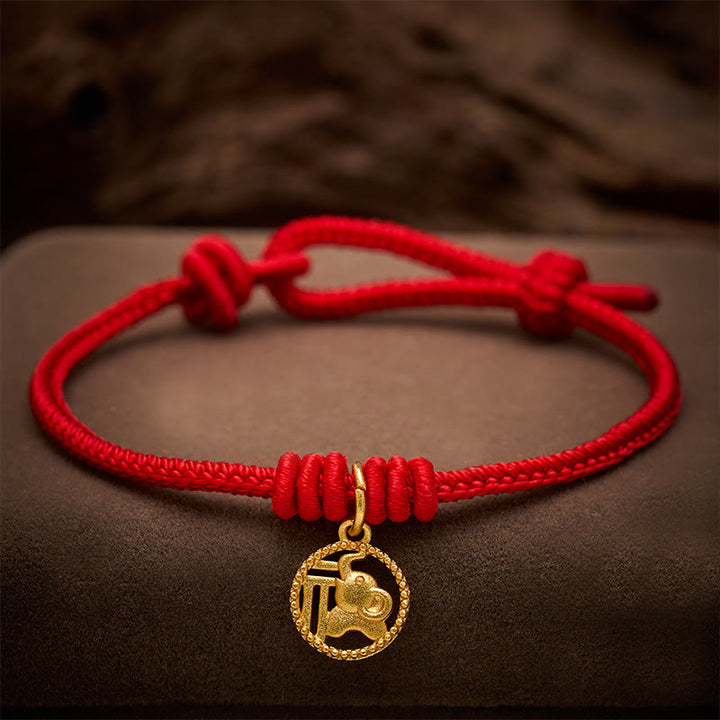 Buddha Stones Braccialetto portafortuna con personaggio Fu, rame placcato oro e cordino rosso, simbolo di ricchezza. - Rosso (circonferenza del polso 15-18 cm) - image 0