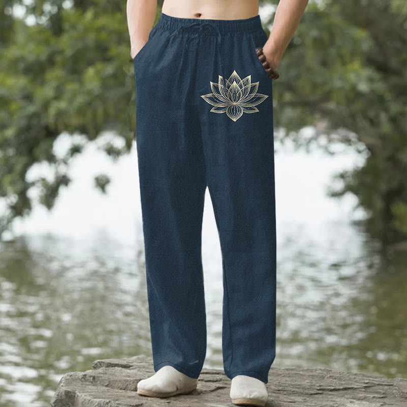 Buddha Stones Pantaloni da uomo affusolati in cotone con motivo loto dorato e tasche. - Marina - US/UK/AU50, EU60 (5XL) - image 0