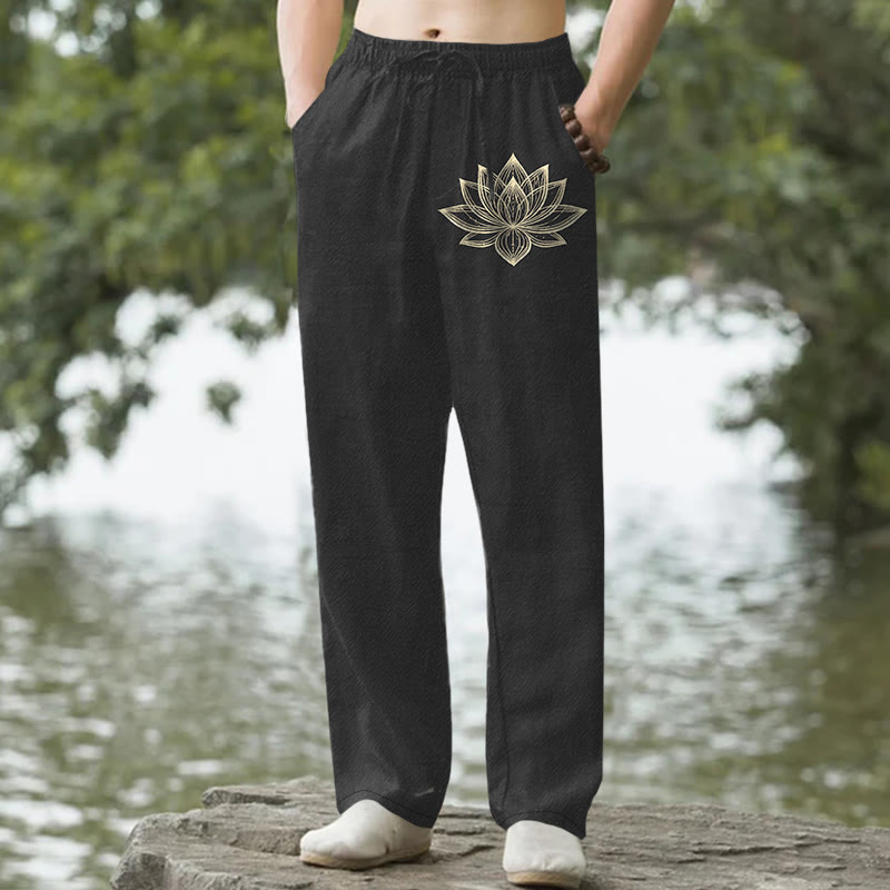Buddha Stones Pantaloni da uomo affusolati in cotone con motivo loto dorato e tasche. - Nero - US/UK/AU50, EU60 (5XL) - image 6