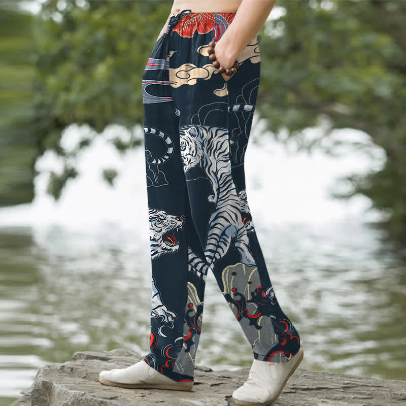 Buddha Stones Pantaloni da uomo affusolati in cotone bianco con fantasia "Tiger Cloud" e tasche. - image 5