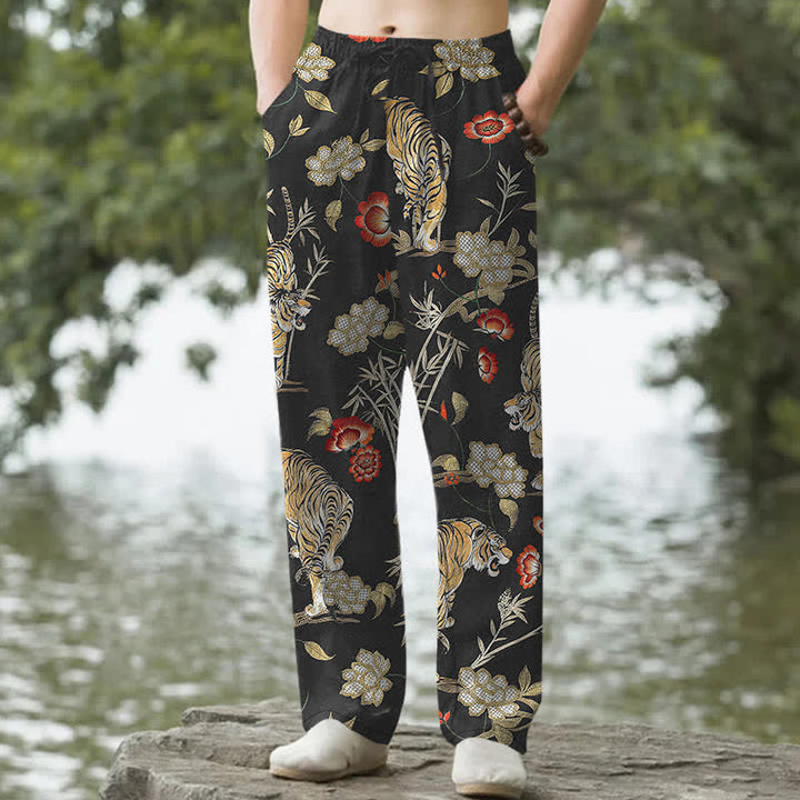 Buddha Stones Pantaloni affusolati da uomo in cotone con stampa floreale a tigre e bambù, con tasche. - Nero - US/UK/AU50, EU60 (5XL) - image 0