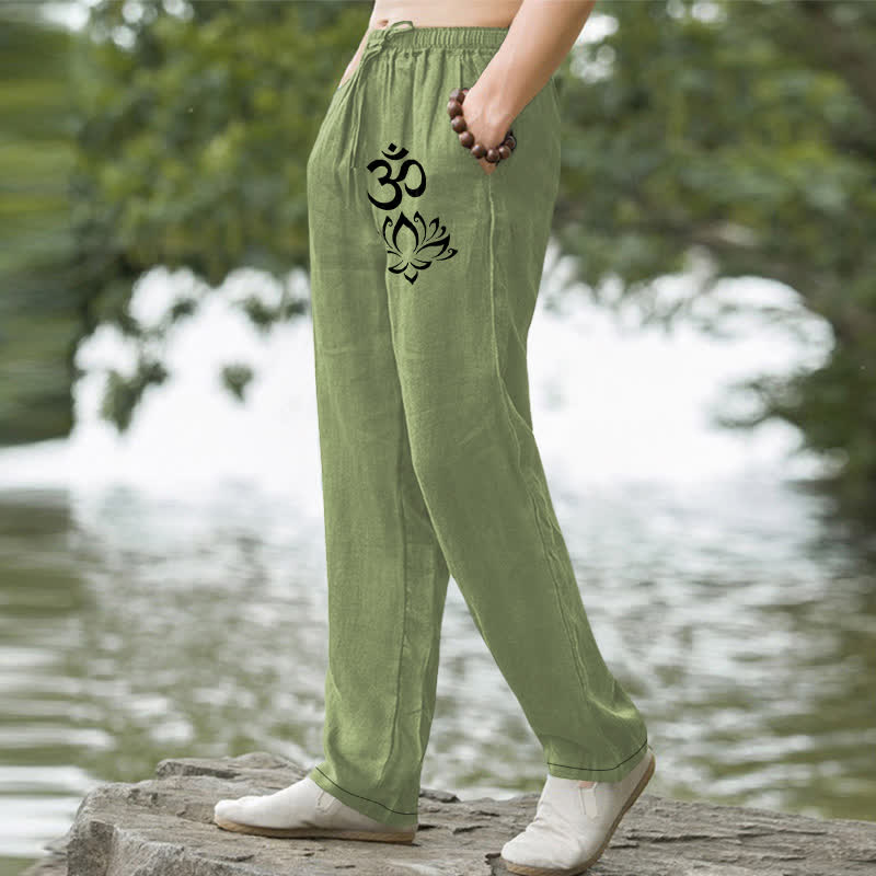 Buddha Stones Pantaloni da uomo affusolati in cotone con motivo loto Om e tasche. - image 1