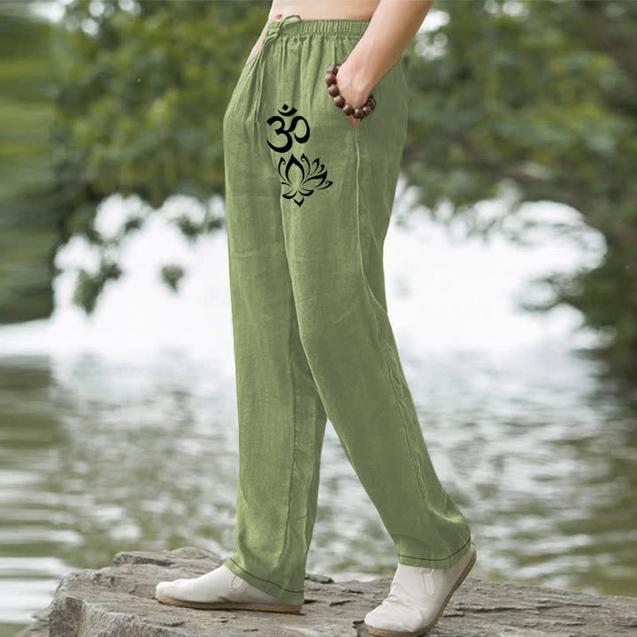Buddha Stones Pantaloni da uomo affusolati in cotone con motivo loto Om e tasche. - image 1