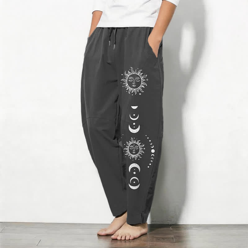 Buddha Stones Pantaloni da uomo affusolati in puro cotone con coulisse e tasche, con motivo a fasi lunari e sole. - image 1