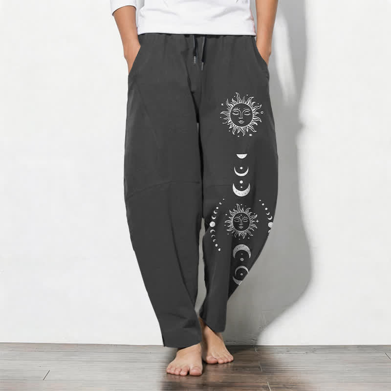 Buddha Stones Pantaloni da uomo affusolati in puro cotone con coulisse e tasche, con motivo a fasi lunari e sole. - Nero - US/UK/AU50, EU60 (5XL) - image 0