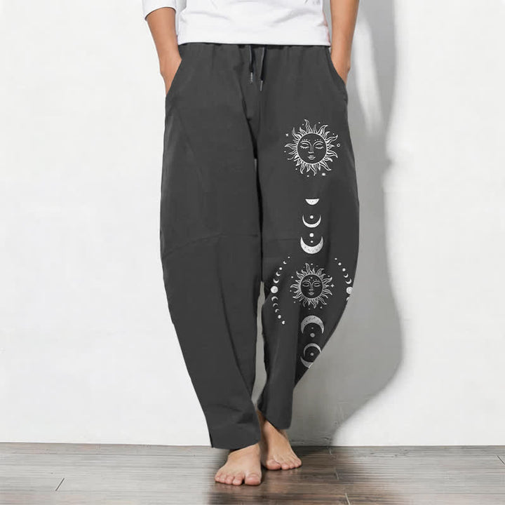 Buddha Stones Pantaloni da uomo affusolati in puro cotone con coulisse e tasche, con motivo a fasi lunari e sole. - Nero - US/UK/AU50, EU60 (5XL) - image 0