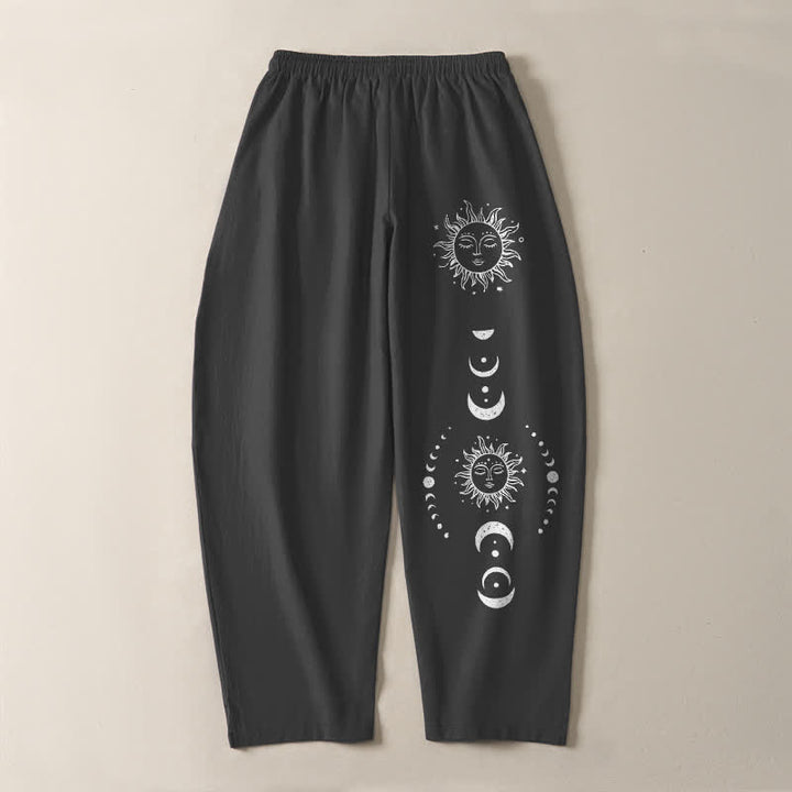 Buddha Stones Pantaloni da uomo affusolati in puro cotone con coulisse e tasche, con motivo a fasi lunari e sole. - image 3