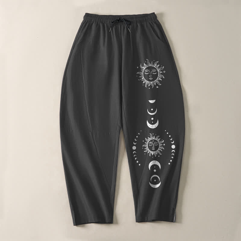 Buddha Stones Pantaloni da uomo affusolati in puro cotone con coulisse e tasche, con motivo a fasi lunari e sole. - image 2
