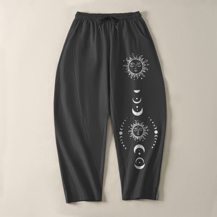 Buddha Stones Pantaloni da uomo affusolati in puro cotone con coulisse e tasche, con motivo a fasi lunari e sole. - image 2