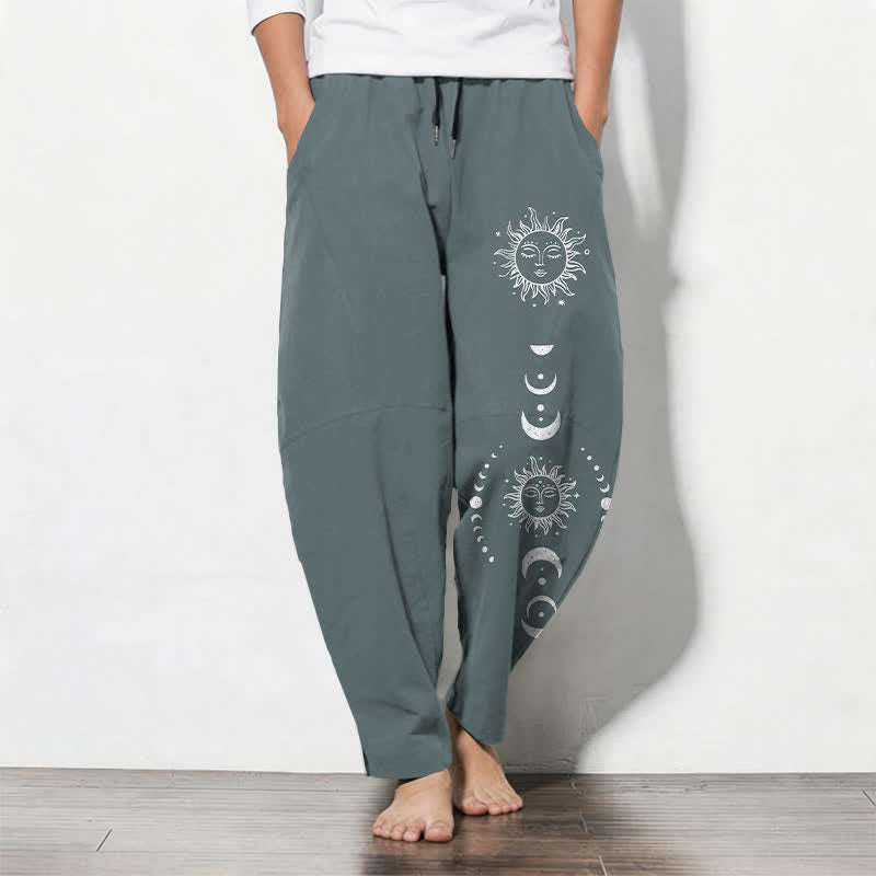 Buddha Stones Pantaloni da uomo affusolati in puro cotone con coulisse e tasche, con motivo a fasi lunari e sole. - Cadetto Blu - US/UK/AU50, EU60 (5XL) - image 11