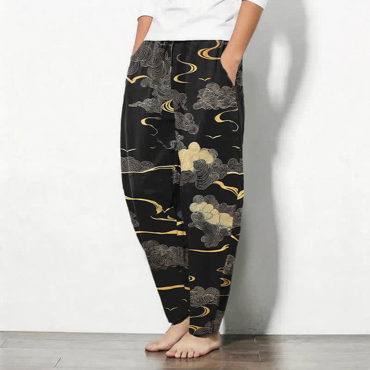 Buddha Stones Pantaloni da uomo affusolati in puro cotone con motivo a onde e nuvole dorate, con coulisse e tasche. - image 1