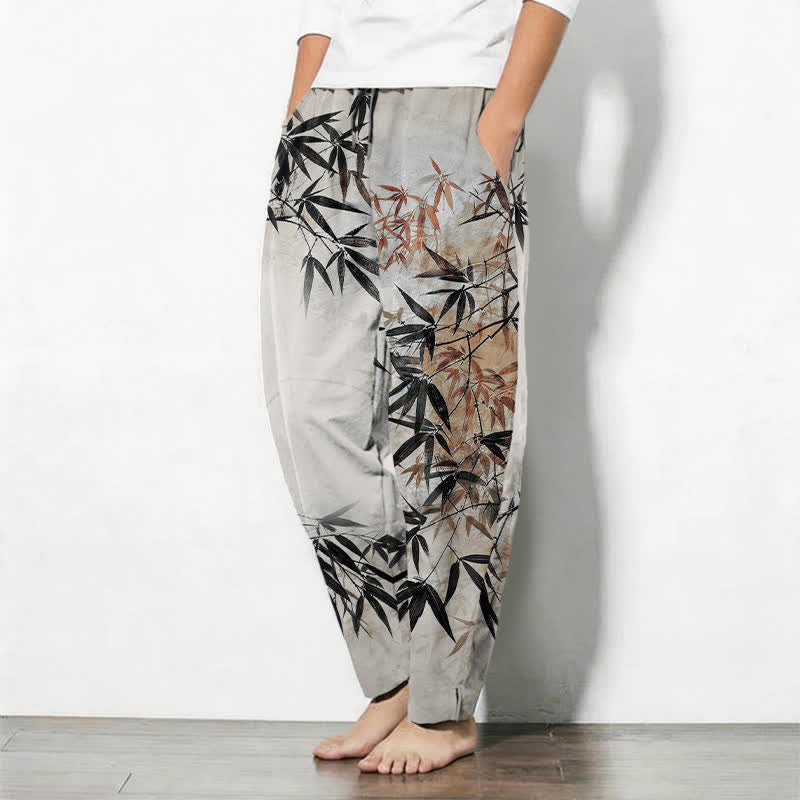 Buddha Stones Pantaloni da uomo affusolati con coulisse e tasche, in puro cotone, con stampa a foglie di bambù e motivo a inchiostro. - image 1
