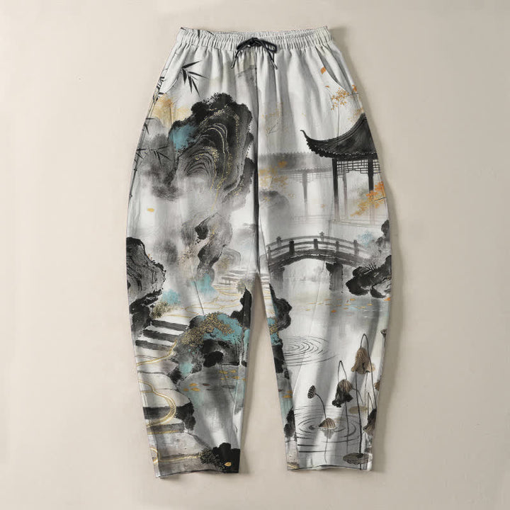 Buddha Stones Pantaloni da uomo affusolati con coulisse e tasche, in puro cotone, con stampa paesaggio e bambù. - image 2
