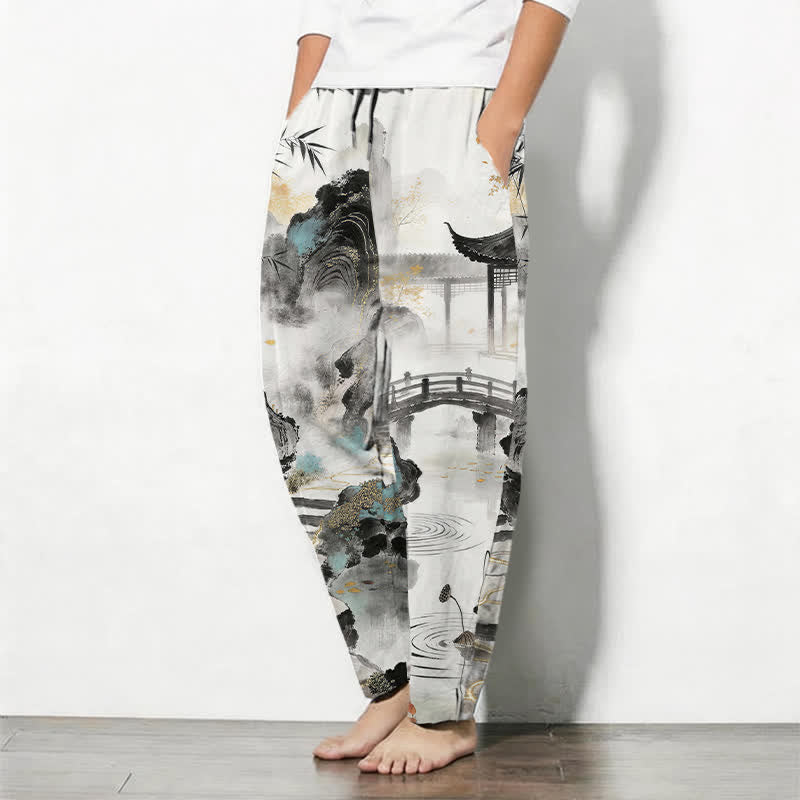 Buddha Stones Pantaloni da uomo affusolati con coulisse e tasche, in puro cotone, con stampa paesaggio e bambù. - image 1