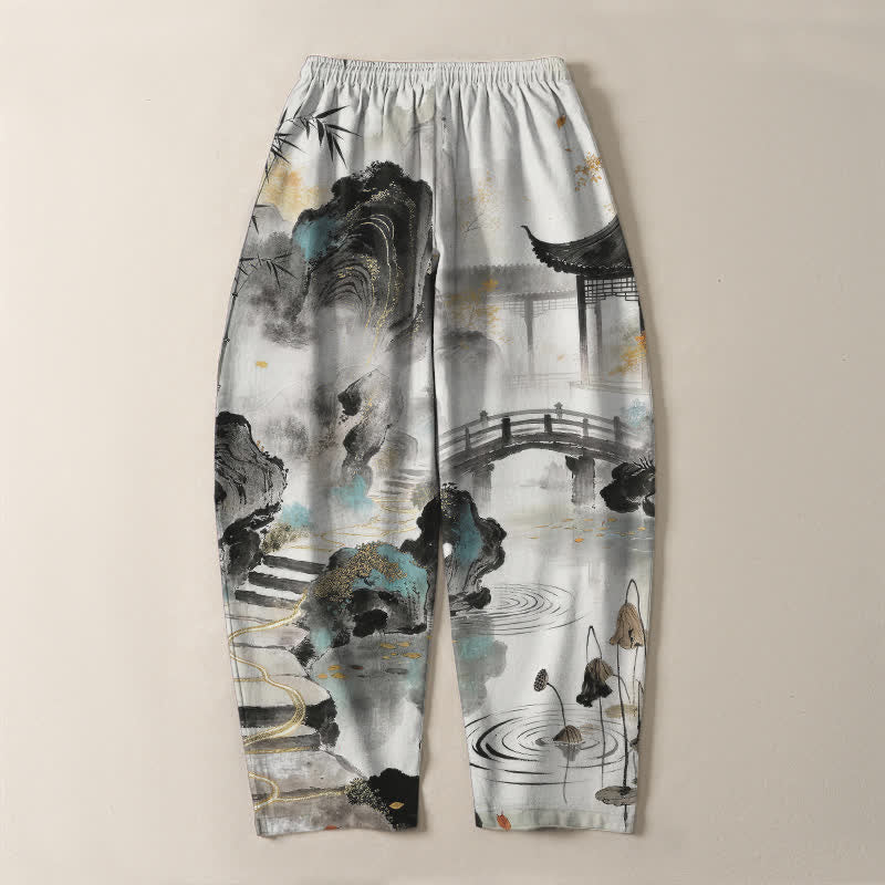 Buddha Stones Pantaloni da uomo affusolati con coulisse e tasche, in puro cotone, con stampa paesaggio e bambù. - image 3