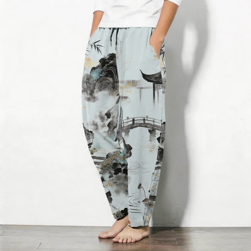 Buddha Stones Pantaloni da uomo affusolati con coulisse e tasche, in puro cotone, con stampa paesaggio e bambù. - image 8