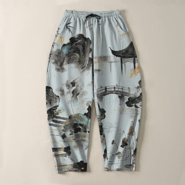 Buddha Stones Pantaloni da uomo affusolati con coulisse e tasche, in puro cotone, con stampa paesaggio e bambù. - image 9