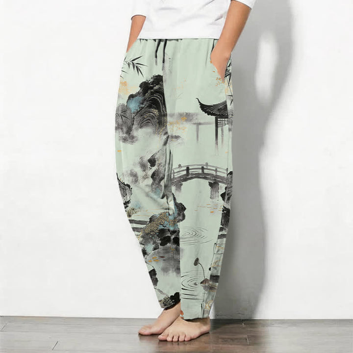 Buddha Stones Pantaloni da uomo affusolati con coulisse e tasche, in puro cotone, con stampa paesaggio e bambù. - image 12