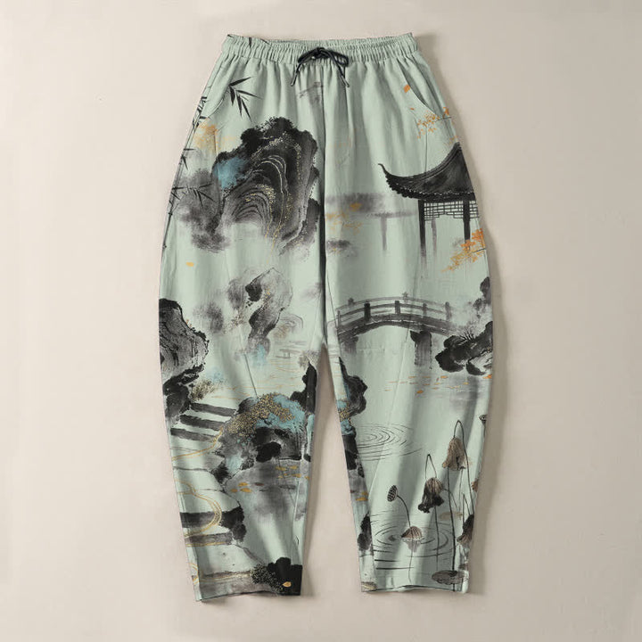 Buddha Stones Pantaloni da uomo affusolati con coulisse e tasche, in puro cotone, con stampa paesaggio e bambù. - image 13