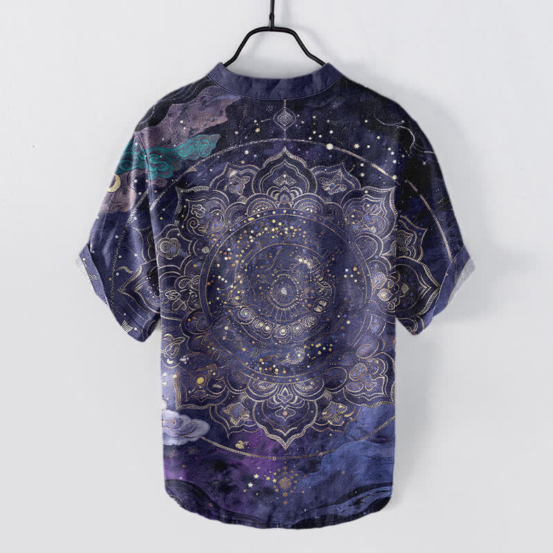 Buddha Stones Camicia da uomo a maniche corte con bottoni a metà, in cotone, con motivo mandala galattico dorato. - image 1