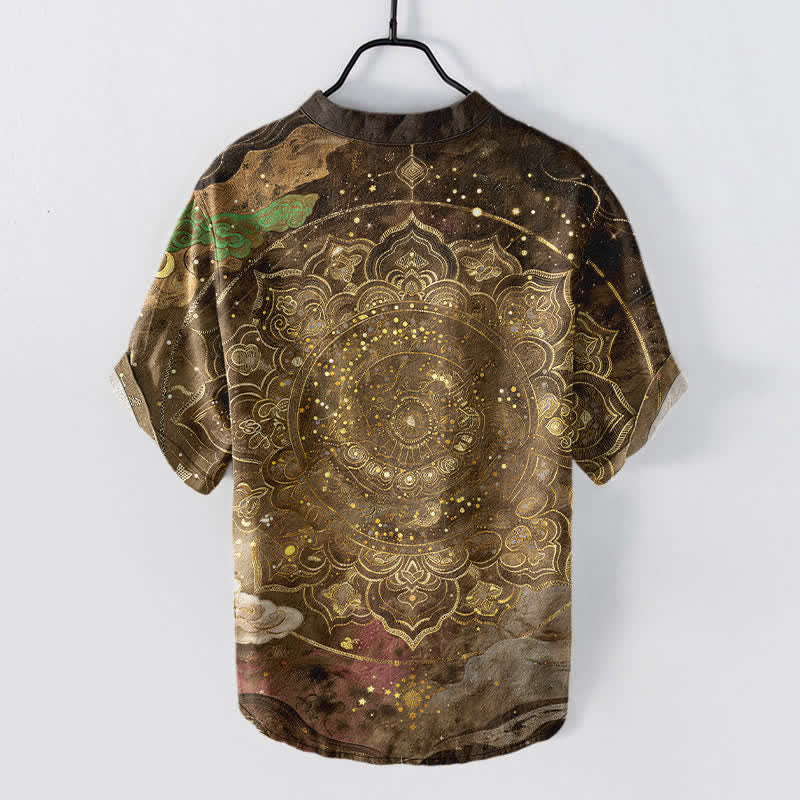 Buddha Stones Camicia da uomo a maniche corte con bottoni a metà, in cotone, con motivo mandala galattico dorato. - image 8