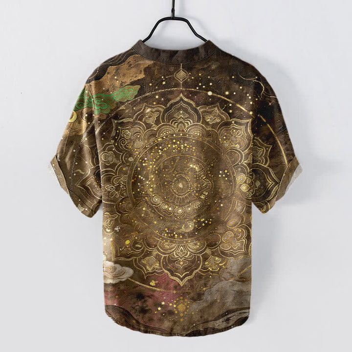 Buddha Stones Camicia da uomo a maniche corte con bottoni a metà, in cotone, con motivo mandala galattico dorato. - image 8