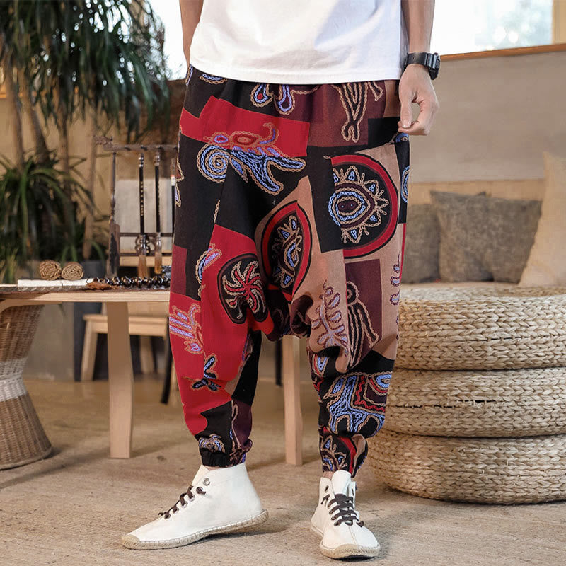 Pantaloni harem da uomo corti con tasche e stampa floreale a griglia con motivo Buddha Stones Grid. - image 1