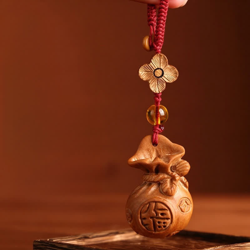 Buddha Stones Portachiavi portafortuna con personaggio Fu in legno di pesca e loto - corda rossa in fiore di prugno - image 1