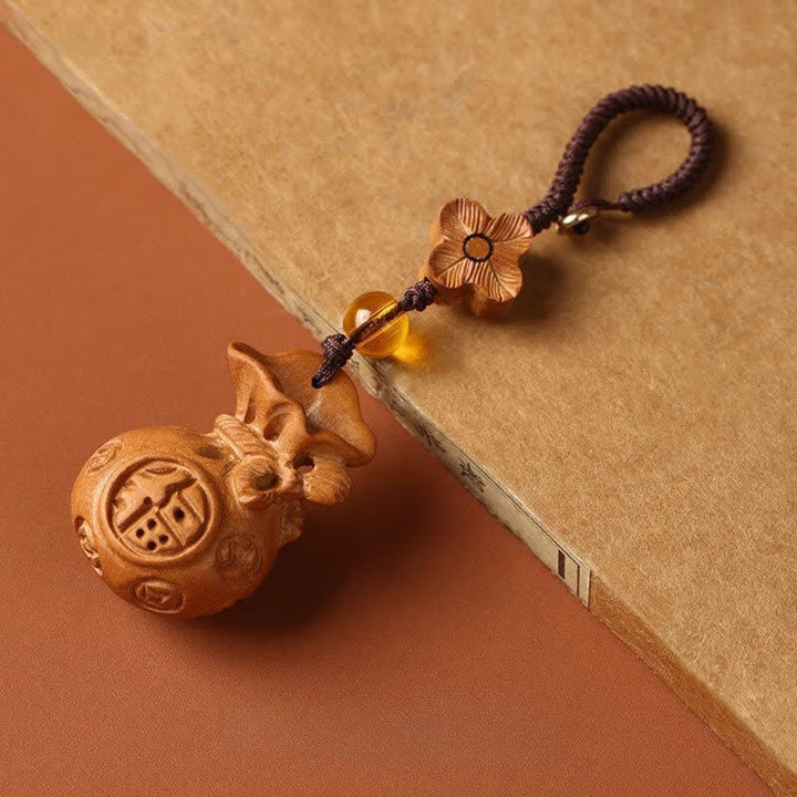 Buddha Stones Portachiavi portafortuna con personaggio Fu in legno di pesca e loto - corda marrone con fiori di prugno - image 0