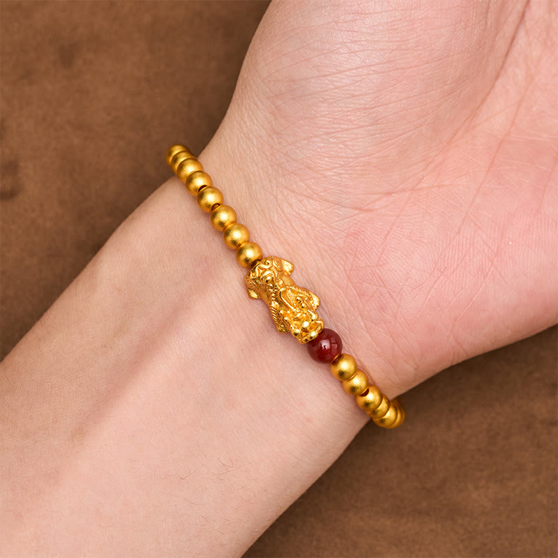 Buddha Stones Bracciale rotondo con perline Pi Xiu in rame placcato oro e agata rossa, simbolo di ricchezza. - image 3