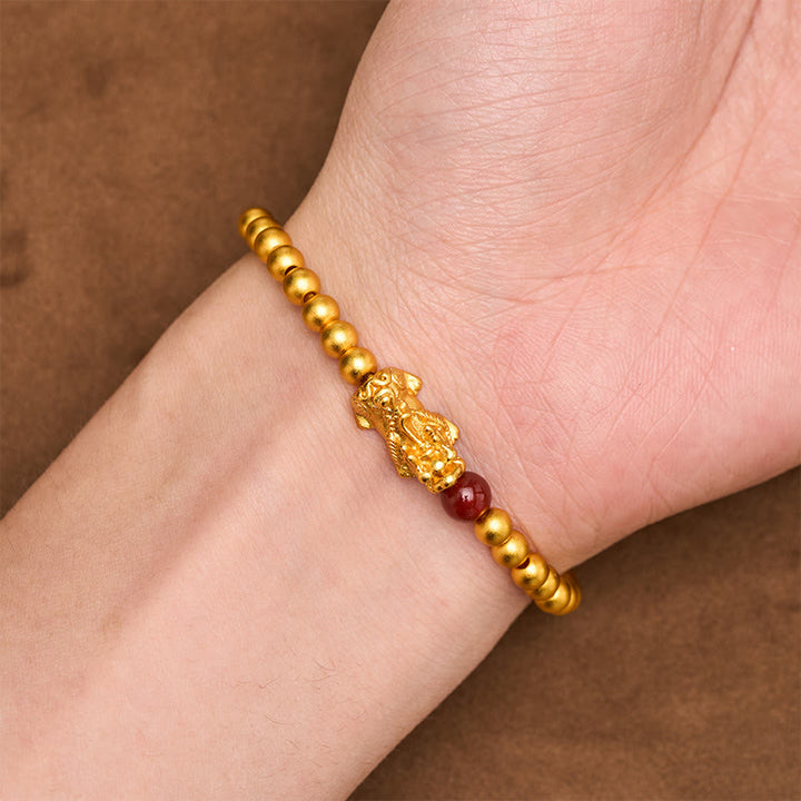 Buddha Stones Bracciale rotondo con perline Pi Xiu in rame placcato oro e agata rossa, simbolo di ricchezza. - image 3
