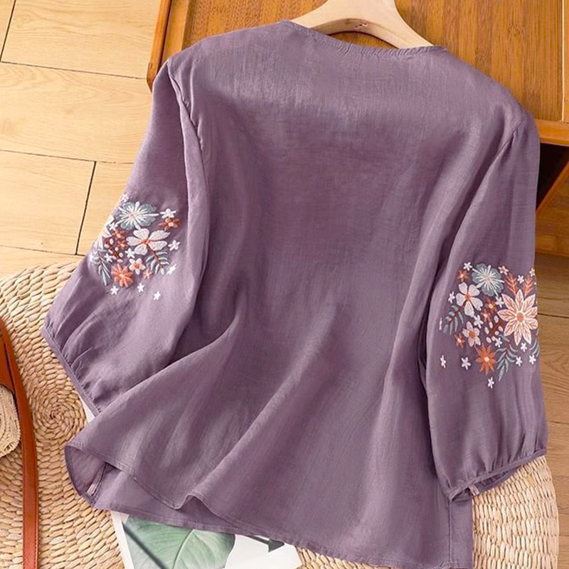 T-shirt da donna a girocollo con maniche a tre quarti e ricamo di fiori e foglie, con motivo Buddha Stones. - image 1