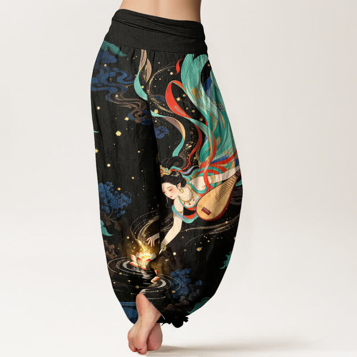 Buddha Stones Pantaloni harem da donna in cotone con motivo "Musicista Celeste e Loto" e vita elasticizzata. - image 2
