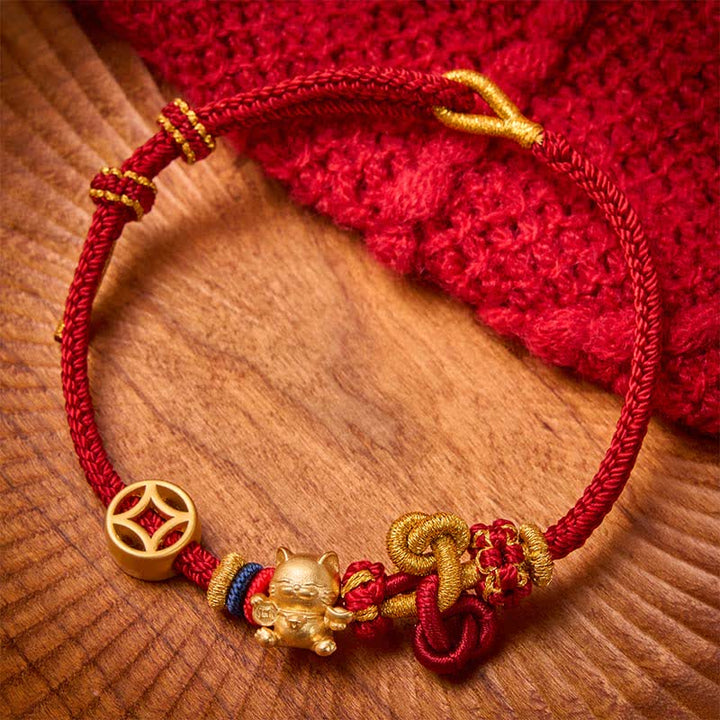 Buddha Stones Braccialetto intrecciato protettivo con gatto portafortuna dorato e cordino rosso - Rosso scuro - image 0