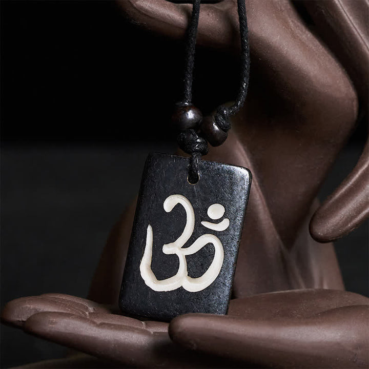 Buddha Stones Collana con ciondolo OM tibetano per la consapevolezza, intagliato a mano in osso e perline. - image 2