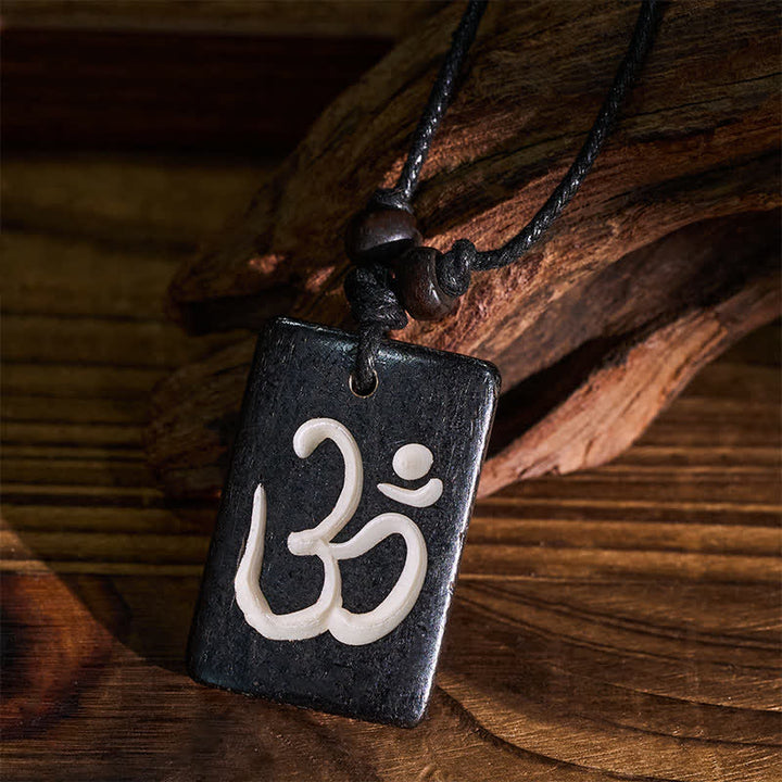 Buddha Stones Collana con ciondolo OM tibetano per la consapevolezza, intagliato a mano in osso e perline. - image 4