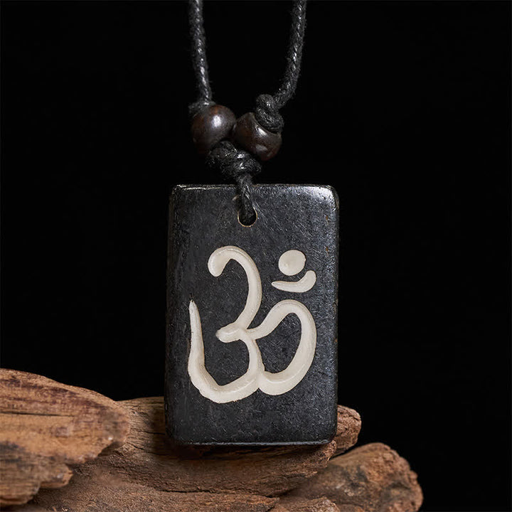 Buddha Stones Collana con ciondolo OM tibetano per la consapevolezza, intagliato a mano in osso e perline. - image 3