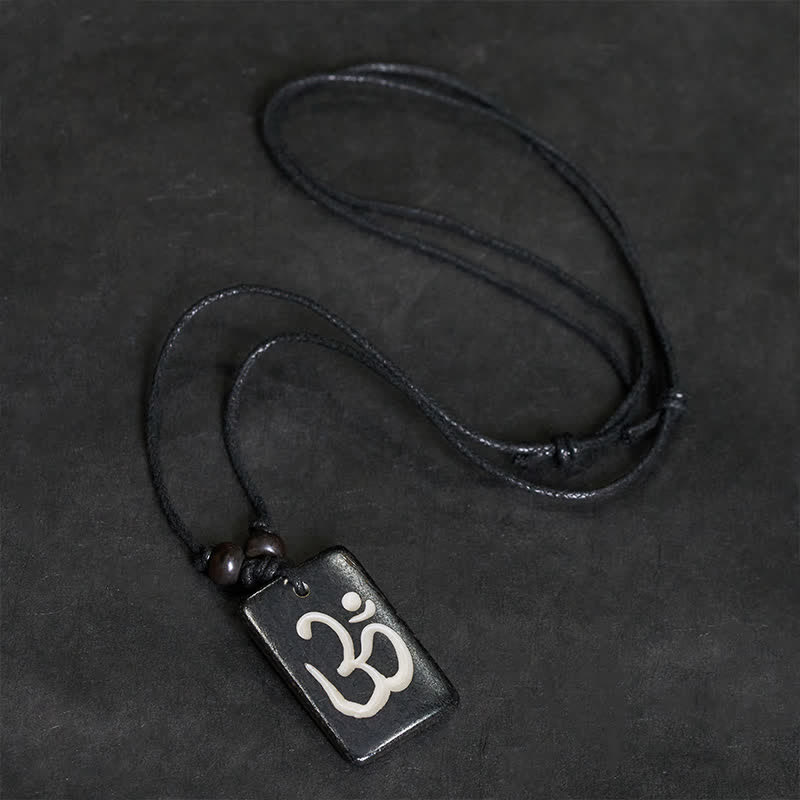 Buddha Stones Collana con ciondolo OM tibetano per la consapevolezza, intagliato a mano in osso e perline. - image 1