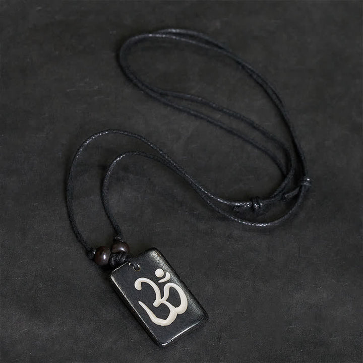 Buddha Stones Collana con ciondolo OM tibetano per la consapevolezza, intagliato a mano in osso e perline. - image 1