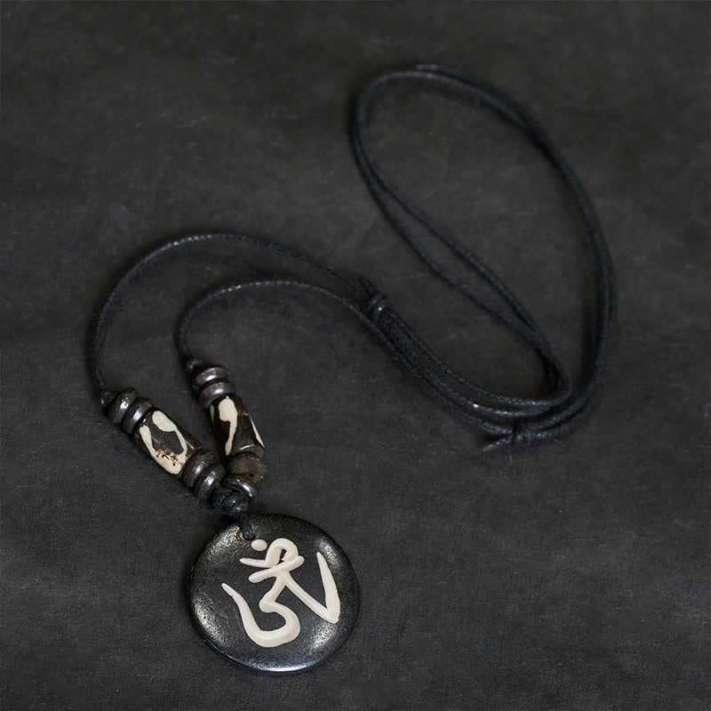 Buddha Stones Collana con ciondolo rotondo tibetano OM in perline d'osso. - image 2
