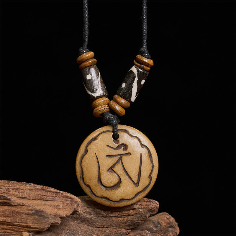 Buddha Stones Collana con ciondolo tibetano OM intagliato a mano con perline d'osso, simbolo di compassione. - image 1