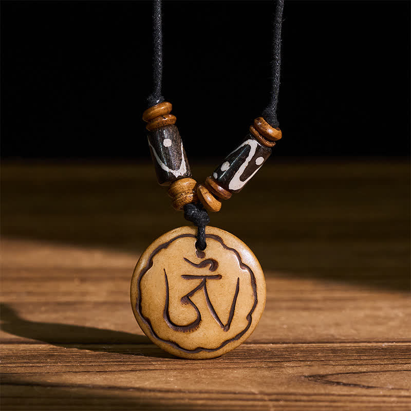 Buddha Stones Collana con ciondolo tibetano OM intagliato a mano con perline d'osso, simbolo di compassione. - OM (Consapevolezza ♥ Connessione) - image 0