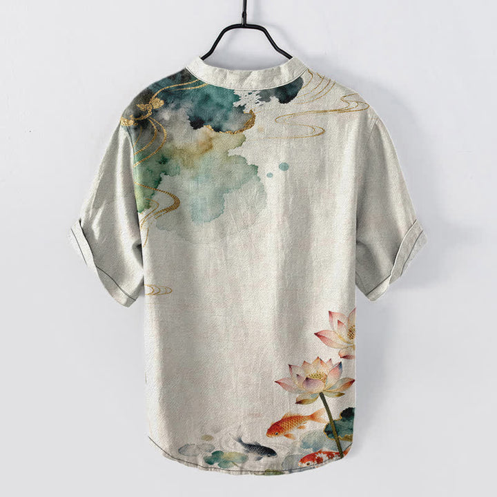 Buddha Stones Camicia da uomo a maniche corte con mezza abbottonatura e motivo di pesci koi e loto in cotone. - image 1