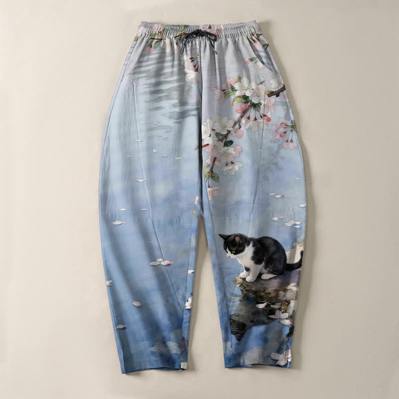 Buddha Stones Pantaloni da uomo affusolati con coulisse e tasche, in puro cotone, con motivo a gatti Sakura e riflessi sull'acqua. - image 2