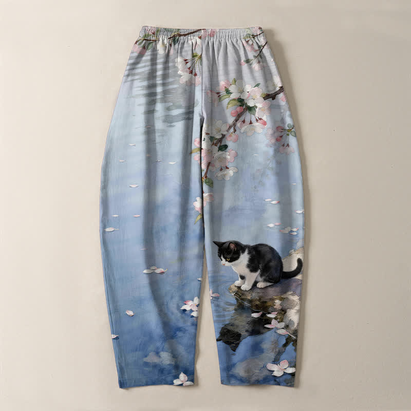 Buddha Stones Pantaloni da uomo affusolati con coulisse e tasche, in puro cotone, con motivo a gatti Sakura e riflessi sull'acqua. - image 3