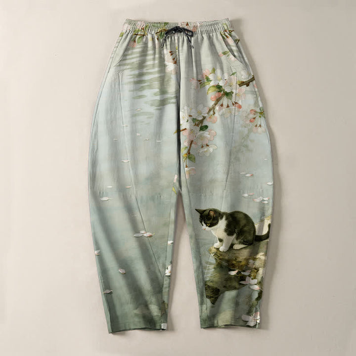 Buddha Stones Pantaloni da uomo affusolati con coulisse e tasche, in puro cotone, con motivo a gatti Sakura e riflessi sull'acqua. - image 9