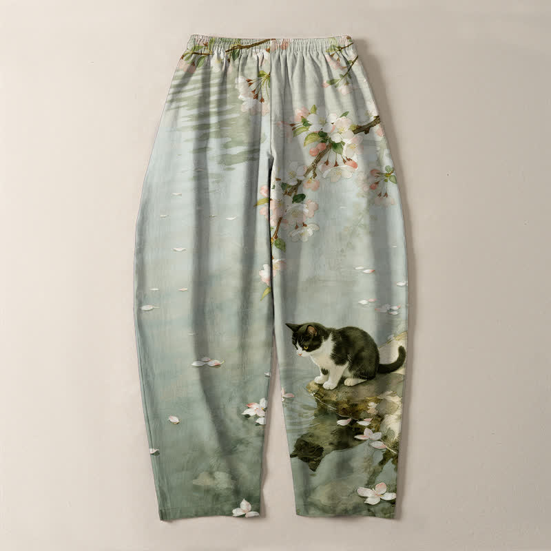 Buddha Stones Pantaloni da uomo affusolati con coulisse e tasche, in puro cotone, con motivo a gatti Sakura e riflessi sull'acqua. - image 10