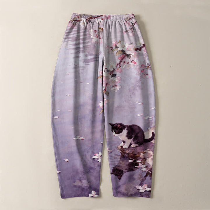 Buddha Stones Pantaloni da uomo affusolati con coulisse e tasche, in puro cotone, con motivo a gatti Sakura e riflessi sull'acqua. - image 14